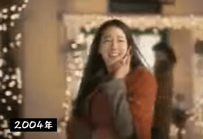 韓国女優イ・ジアが2004年に韓国のLGテレコムでペ・ヨンジュンと共演したCMの画像
温かそうな赤い服を着用して、携帯を左手で持って通話中
通りかかったペ・ヨンジュンにふり向きながら笑顔で会話しているところ
